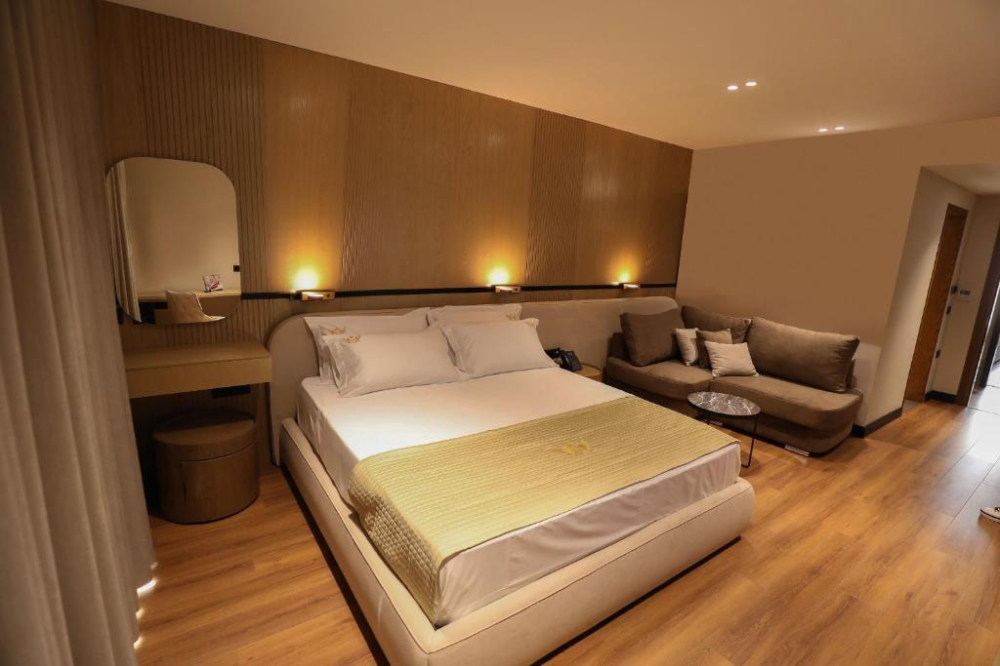 Rich Hotel