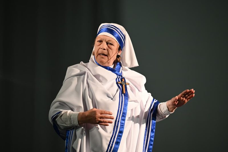 Shfaqet në Pogradec monodramë kushtuar Nënë Terezës